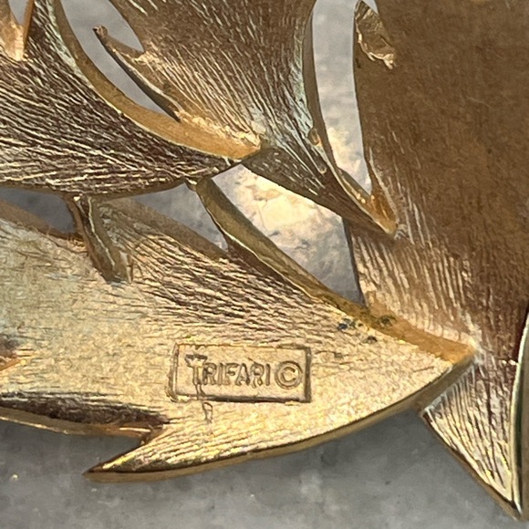 Vintage Trifari gold tone leaf brooch - Picture 5 of 5